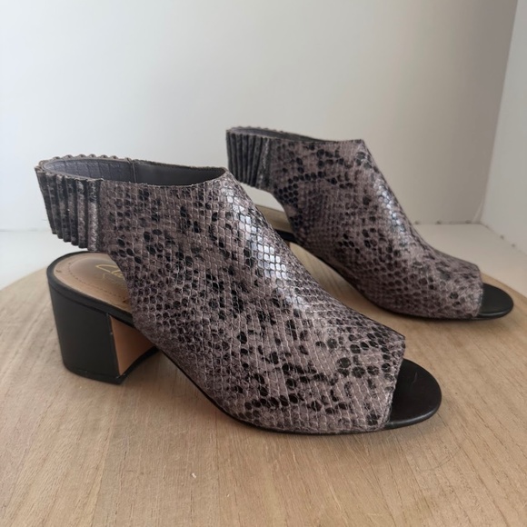Clarks Somerset Women’s 8 Snake Print Peep Toe Block Heel Sandals Ankle Booties - Picture 2 of 7